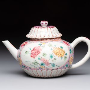 A Chinese famille rose moulded teapot and stand with floral design, Yongzheng/Qianlong — foto 5