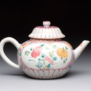 A Chinese famille rose moulded teapot and stand with floral design, Yongzheng/Qianlong — foto 7