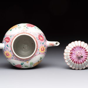 A Chinese famille rose moulded teapot and stand with floral design, Yongzheng/Qianlong — foto 9