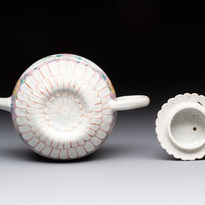 A Chinese famille rose moulded teapot and stand with floral design, Yongzheng/Qianlong — foto 10