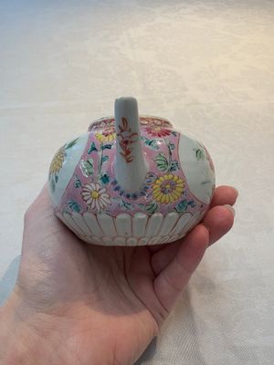A Chinese famille rose moulded teapot and stand with floral design, Yongzheng/Qianlong — photo 5