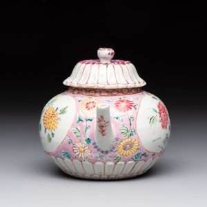 A Chinese famille rose moulded teapot and stand with floral design, Yongzheng/Qianlong — photo 6