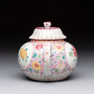 A Chinese famille rose moulded teapot and stand with floral design, Yongzheng/Qianlong — photo 8