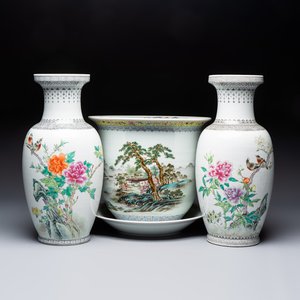 A Chinese famille rose 'Mountainous Landscape' jardiniere with a stand and a pair of vases with floral design, Qianlong marks, 20th C. — foto 1