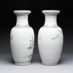 A Chinese famille rose 'Mountainous Landscape' jardiniere with a stand and a pair of vases with floral design, Qianlong marks, 20th C. — foto 11