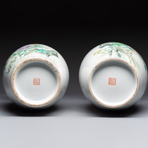 A Chinese famille rose 'Mountainous Landscape' jardiniere with a stand and a pair of vases with floral design, Qianlong marks, 20th C. — foto 13