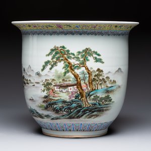 A Chinese famille rose 'Mountainous Landscape' jardiniere with a stand and a pair of vases with floral design, Qianlong marks, 20th C. — foto 2