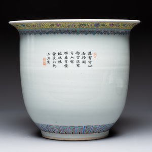 A Chinese famille rose 'Mountainous Landscape' jardiniere with a stand and a pair of vases with floral design, Qianlong marks, 20th C. — foto 3