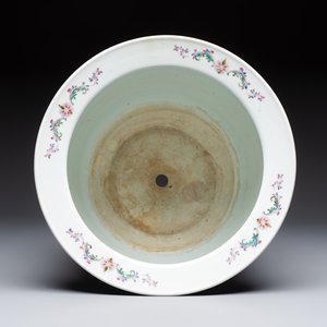 A Chinese famille rose 'Mountainous Landscape' jardiniere with a stand and a pair of vases with floral design, Qianlong marks, 20th C. — foto 4