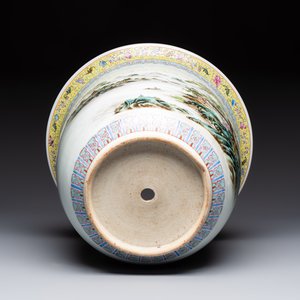 A Chinese famille rose 'Mountainous Landscape' jardiniere with a stand and a pair of vases with floral design, Qianlong marks, 20th C. — foto 5