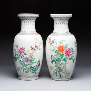 A Chinese famille rose 'Mountainous Landscape' jardiniere with a stand and a pair of vases with floral design, Qianlong marks, 20th C. — foto 8
