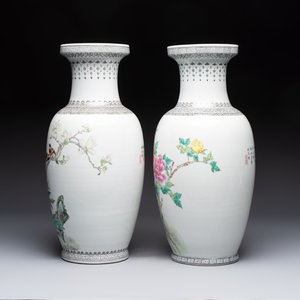A Chinese famille rose 'Mountainous Landscape' jardiniere with a stand and a pair of vases with floral design, Qianlong marks, 20th C. — foto 9