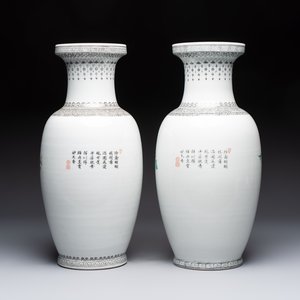 A Chinese famille rose 'Mountainous Landscape' jardiniere with a stand and a pair of vases with floral design, Qianlong marks, 20th C. — foto 10