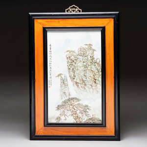 A Chinese famille rose ‘mountainous landscape’ plaque in wooden frame, signed Wang Xiliang 王锡良, dated 1931 — foto 1