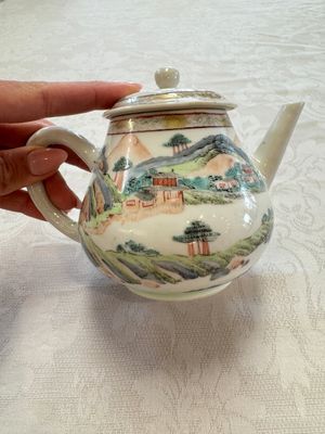 A Chinese famille rose 'Mountainous Landscape' teapot and cover, Yongzheng — foto 1