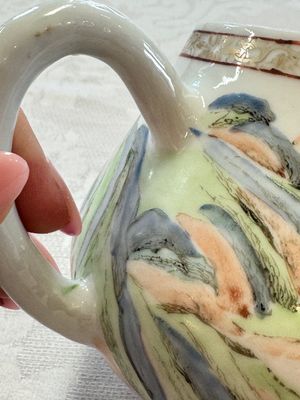 A Chinese famille rose 'Mountainous Landscape' teapot and cover, Yongzheng — foto 2