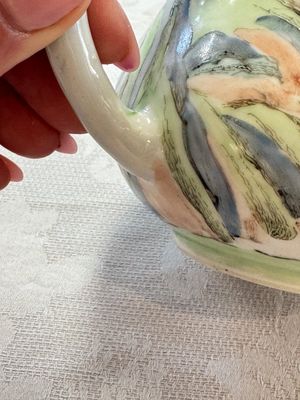 A Chinese famille rose 'Mountainous Landscape' teapot and cover, Yongzheng — foto 3