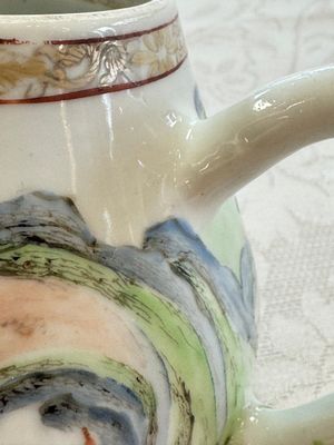 A Chinese famille rose 'Mountainous Landscape' teapot and cover, Yongzheng — foto 4