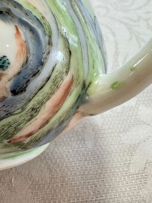A Chinese famille rose 'Mountainous Landscape' teapot and cover, Yongzheng — foto 5