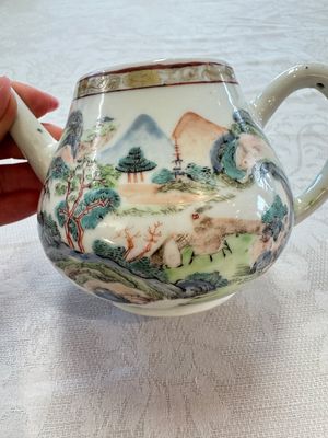 A Chinese famille rose 'Mountainous Landscape' teapot and cover, Yongzheng — foto 6