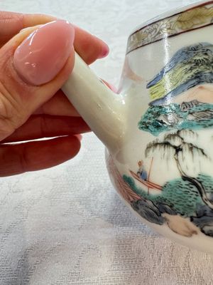 A Chinese famille rose 'Mountainous Landscape' teapot and cover, Yongzheng — foto 7
