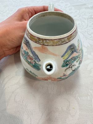 A Chinese famille rose 'Mountainous Landscape' teapot and cover, Yongzheng — foto 8