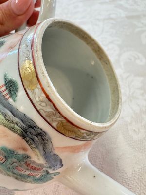 A Chinese famille rose 'Mountainous Landscape' teapot and cover, Yongzheng — foto 10