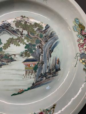 A Chinese famille rose 'mountainous river landscape' dish, 19th C. — photo 3