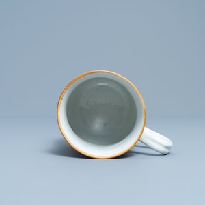 A Chinese famille rose mug with a semi-undressed lady, Qianlong — 照片 7