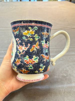 A Chinese famille rose mug with figural design, Qianlong — 照片 3