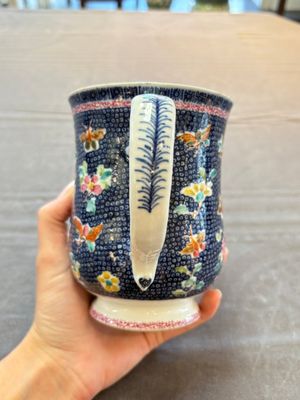 A Chinese famille rose mug with figural design, Qianlong — 照片 4