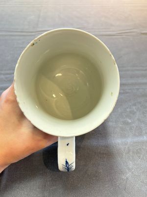 A Chinese famille rose mug with figural design, Qianlong — 照片 5