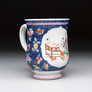 A Chinese famille rose mug with figural design, Qianlong — 照片 1