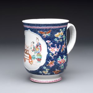 A Chinese famille rose mug with figural design, Qianlong — 照片 2