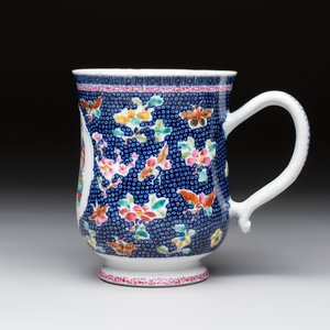 A Chinese famille rose mug with figural design, Qianlong — 照片 3
