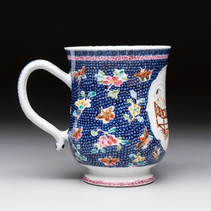 A Chinese famille rose mug with figural design, Qianlong — 照片 5