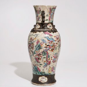 A Chinese famille rose Nanking crackle glaze vase, 19th C. — photo 2