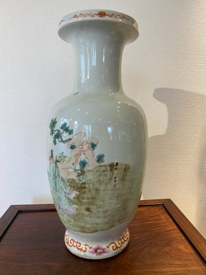A Chinese famille rose 'narrative subject' vase, Qianlong mark, 19/20th C. — photo 3
