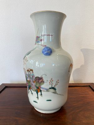 A Chinese famille rose 'narrative subject' vase, Tongzhi mark, 19/20th C. — 照片 2