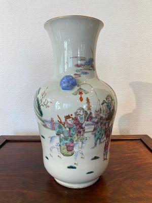 A Chinese famille rose 'narrative subject' vase, Tongzhi mark, 19/20th C. — 照片 4