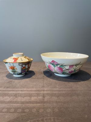 A Chinese famille rose 'nine peaches' bowl and a 'Wu Shuang Pu' covered bowl, Qianglong and Tongzhi mark, 19th C. — foto 1