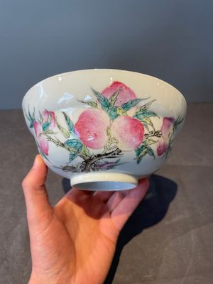 A Chinese famille rose 'nine peaches' bowl and a 'Wu Shuang Pu' covered bowl, Qianglong and Tongzhi mark, 19th C. — foto 18