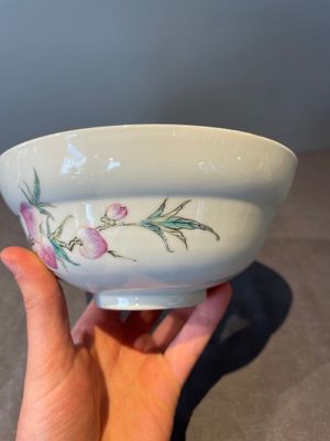 A Chinese famille rose 'nine peaches' bowl and a 'Wu Shuang Pu' covered bowl, Qianglong and Tongzhi mark, 19th C. — foto 19