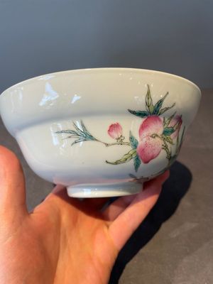 A Chinese famille rose 'nine peaches' bowl and a 'Wu Shuang Pu' covered bowl, Qianglong and Tongzhi mark, 19th C. — foto 21