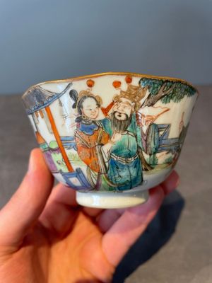 A Chinese famille rose 'nine peaches' bowl and a 'Wu Shuang Pu' covered bowl, Qianglong and Tongzhi mark, 19th C. — foto 3
