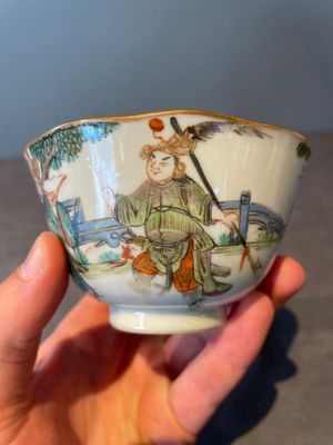 A Chinese famille rose 'nine peaches' bowl and a 'Wu Shuang Pu' covered bowl, Qianglong and Tongzhi mark, 19th C. — foto 4