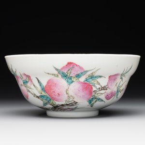 A Chinese famille rose 'nine peaches' bowl and a 'Wu Shuang Pu' covered bowl, Qianglong and Tongzhi mark, 19th C. — foto 2