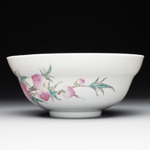 A Chinese famille rose 'nine peaches' bowl and a 'Wu Shuang Pu' covered bowl, Qianglong and Tongzhi mark, 19th C. — foto 3