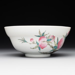 A Chinese famille rose 'nine peaches' bowl and a 'Wu Shuang Pu' covered bowl, Qianglong and Tongzhi mark, 19th C. — foto 5
