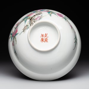 A Chinese famille rose 'nine peaches' bowl and a 'Wu Shuang Pu' covered bowl, Qianglong and Tongzhi mark, 19th C. — foto 7